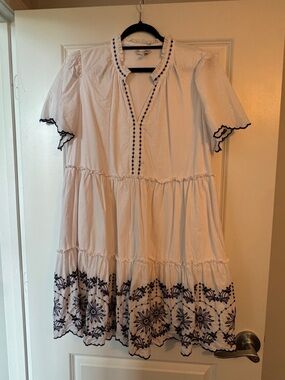 crown & ivy White Top with Navy Trim